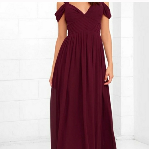 Lulus Dresses & Skirts - Lulu’s cold shoulder maxi